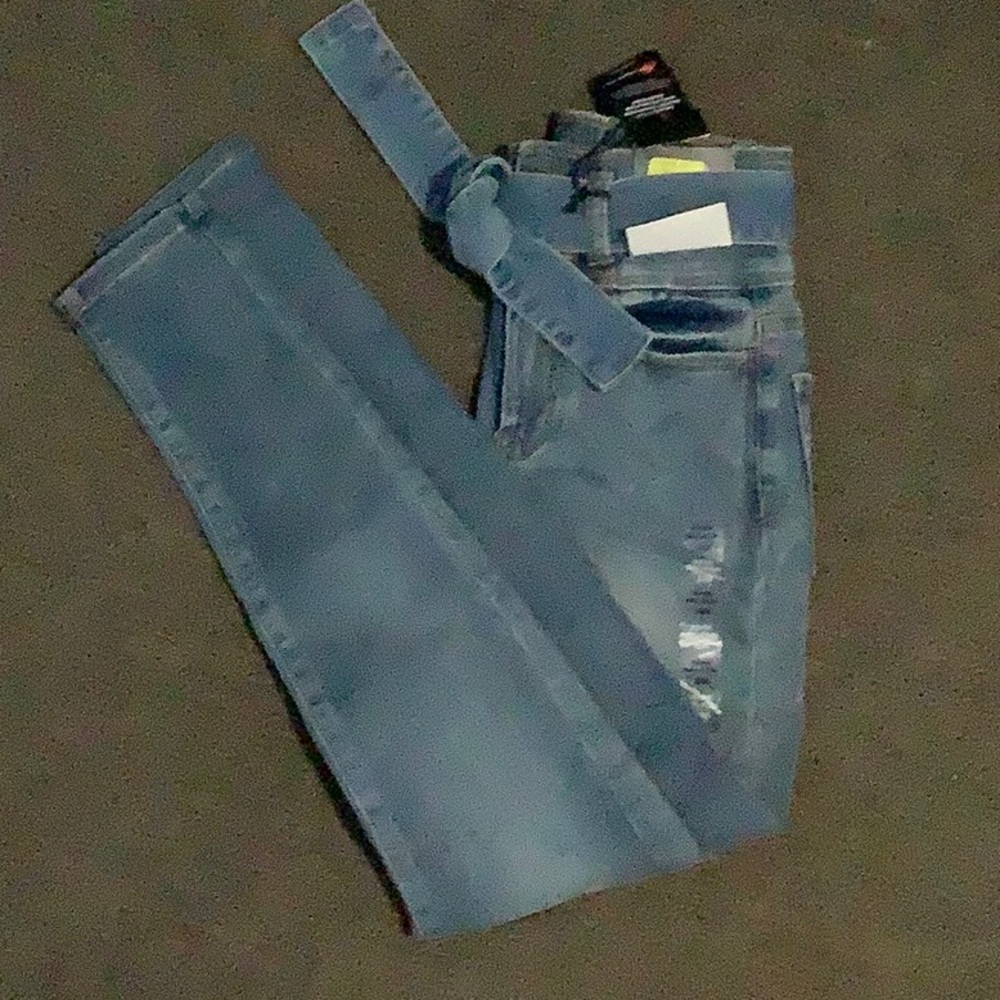 LIGHT WASH TIE FRONT JEGGINGS